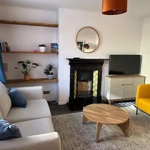  Apartment Revamped Holywood Town Centre House